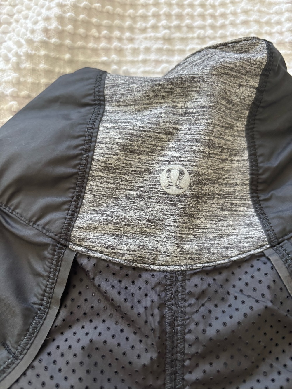 Lululemon Run Essential Jacket Size 8 Black Vintage Running Windbreaker - Picture 6 of 7